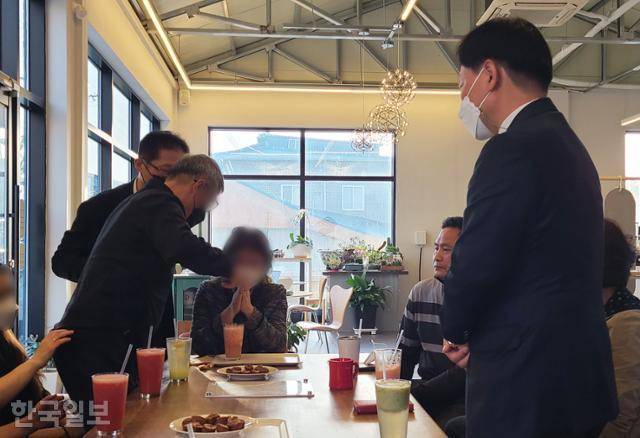 '삼례나라슈퍼 강도치사 사건'에서 누명을 썼던 '삼례 3인조' 최대열씨의 매형 이모씨가 17일 전북 완주군 삼례읍의 한 카페에서 자리를 박차고 나가고 있다. 완주=이유지 기자