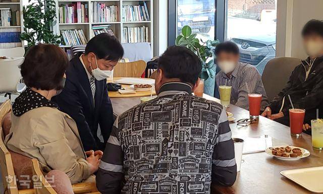 '삼례나라슈퍼 강도치사 사건' 주임검사였던 최성우 변호사가 17일 전북 완주군 삼례읍의 한 카페에서 '삼례 3인조'와 사건 피해자 및 그 가족들에게 사과하고 있다. 완주=이유지 기자