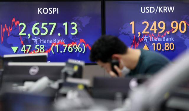 25일 서울 중구 하나은행 본점 딜링룸에서 딜러들이 업무를 보고 있다. 뉴시스