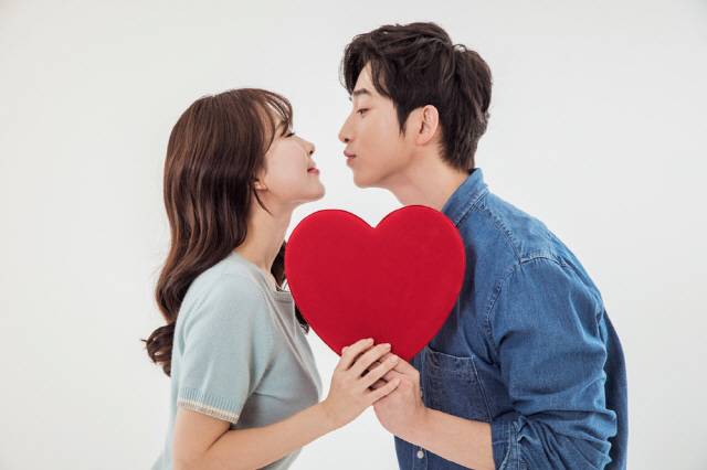키스는 치아를 건강하게 유지해주며 입냄새 예방에 도움이 된다./사진=클립아트코리아