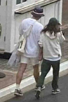 미국에서 신혼여행을 즐기고 있는 현빈과 손예진의 모습을 한 네티즌이 사진으로 찍어 웨이보에 올려 화제다.