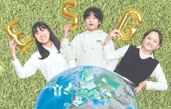세계적인 기업 경영 트렌드인 ESG에 대해 살펴본 김제현·이준우 학생기자·이래나 학생모델(왼쪽부터).