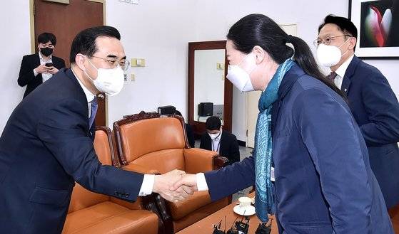 박홍근 더불어민주당 원내대표와 권은희 국민의당 원내대표가 19일 서울 여의도 국회 본청 운영위원장실에서 검수완박 관련 4당 원내대표 회동에 앞서 인사를 나누고 있다. 김상선 기자