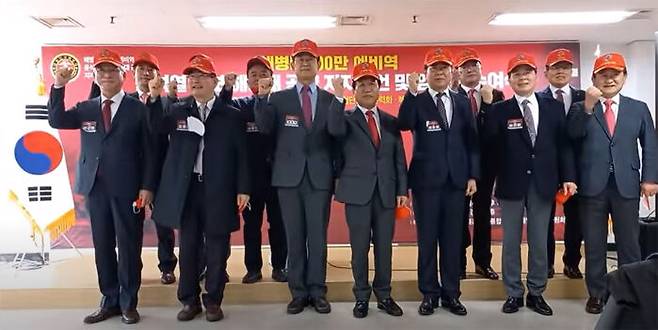 해병대 100만 예비역의 윤석열 후보 지지 대회 중 김용현, 최병혁, 심승섭, 전진구 등 캠프 인사들이 화이팅을 외치고 있다.