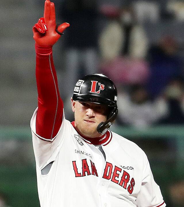 쳐낸다! 위쪽 사진은 지난 21일 키움전 안타 만들어내는 순간의 모습 (사진=연합뉴스)