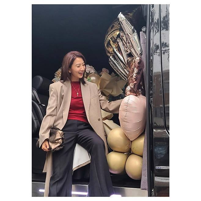 Actor Kim Hee-ae thanked his fans.On the afternoon of the 25th, Kim Hee-ae posted a picture on his instagram with an article entitled Happy birthday to love and love every year!He added, Thank you very much this year, and you are always healthy and happy.Kim Hee-ae in the public photo is smiling brightly in front of a lot of balloons and flowers in the car.His appearance, which boasts unchanging beauty even at the age of mid-50s, gives fans an admiration.Lee Hye-Yeong commented, Chuka-chi-on-ni ~.Meanwhile, Kim Hee-ae, who was born in 1967 and is 55 years old, debuted as an actor in 1983 and married in 1996 and has two sons.Currently, the movie Deadman, The Moon and Netflix original series Queen Maker are about to be released.Photo: Kim Hee-ae Instagram
