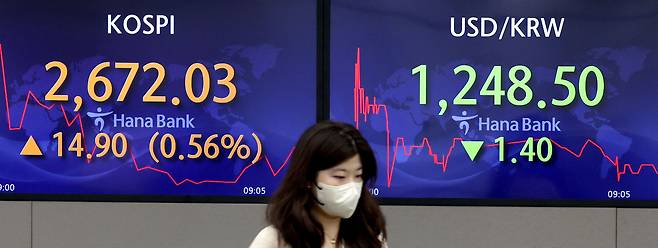 지난 26일 오전 서울 중구 하나은행 본점 딜링룸에서 딜러들이 업무를 보고 있다. / 연합뉴스