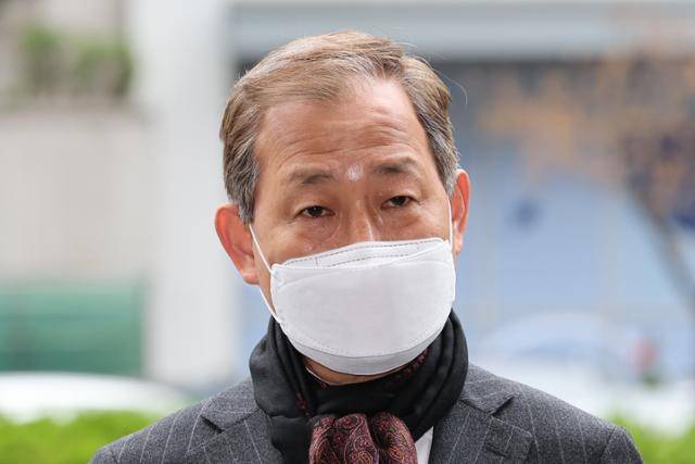 김인철 사회부총리 겸 교육부 장관 후보자가 14일 서울 영등포구 한국교육시설안전원에 마련된 인사청문회 준비 사무실로 출근하며 취재진의 질문에 답하고 있다. 연합뉴스