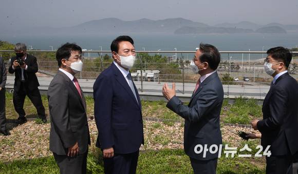 윤석열 대통령 당선인이 26일 인천 중구 운서동 영종하늘문화센터에서 배준영 국민의힘 의원, 유정복 전 인천시장과 함께 인천 영종~신도~강화 평화도로 건설현장을 둘러보고있다. 바다건너 강화도가 보인다. (왼쪽부터)배준영 국민의힘 의원, 윤당선인, 유정복 전 인천시장 [사진=인수위 사진기자단]