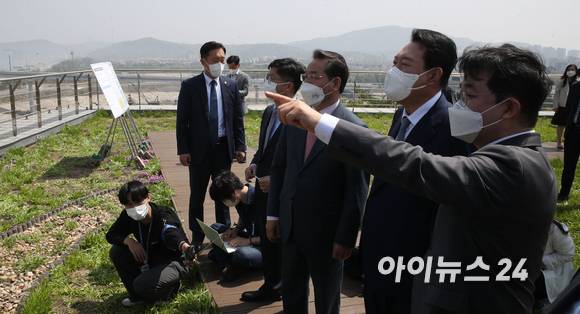 윤석열 대통령 당선인이 26일 인천 중구 운서동 영종하늘문화센터에서 배준영 국민의힘 의원, 유정복 전 인천시장과 함께 인천 영종~신도~강화 평화도로 건설현장을 둘러보고있다. [사진=인수위 사진기자단]