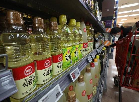 인도네시아가 ‘내수 공급 우선’ 원칙을 내세우며 오는 28일부터 팜유 수출을 금지하겠다고 결정해 식용유 가격 상승이 우려된다. [뉴스1]