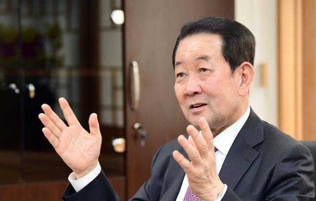 박주선 대통령취임준비위원장이 25일 서울 종로구 정부서울청사에 위치한 위원장 집무실에서 국민일보와 인터뷰를 하고 있다. 권현구기자 stoweon@kmib.co.kr