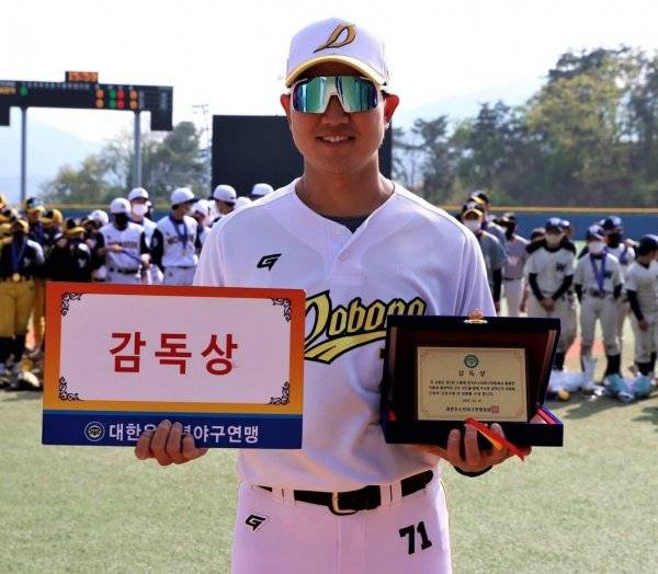 유소년리그(U-13) 청룡 감독상 차지한 도봉구유소년야구단 김종진 감독. 사진제공 | 대한유소년야구연맹