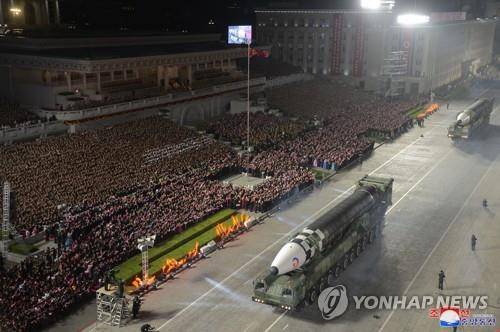 북한, 열병식에 등장한 '화성-17형'   (평양 조선중앙통신=연합뉴스) 북한이 조선인민혁명군(항일유격대) 창건 90주년인 지난 25일 저녁 평양 김일성광장에서 열병식을 개최했다고 조선중앙통신이 26일 보도했다. 2022.4.26 
    [국내에서만 사용가능. 재배포 금지. For Use Only in the Republic of Korea. No Redistribution]