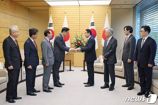 정진석 국회부의장(왼쪽에서 4번째)이 26일 오전 일본 도쿄 총리관저에서 기시다 후미오 총리를 만나 윤석열 대통령 당선인이 보낸 친서를 전달하고 있다. © AFP=뉴스1