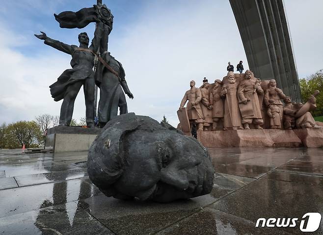 머리가 잘려나간 러시아와 우크라이나의 우정 동상. © 로이터=뉴스1 © News1 이서영 기자