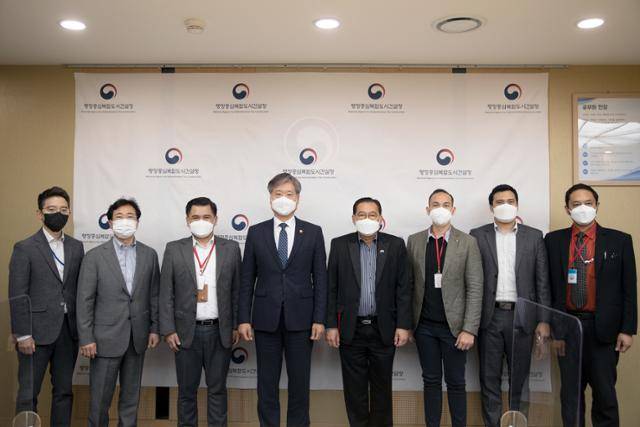 25일 행정중심복합도시건설청을 찾은 간디 술리스 얀토 소에헤르만(왼쪽 다섯 번째) 주한 인도네시아 대사가 박무익(네 번째) 행복청장 등 관계자들과 기념촬영을 하고 있다. 행복청 제공