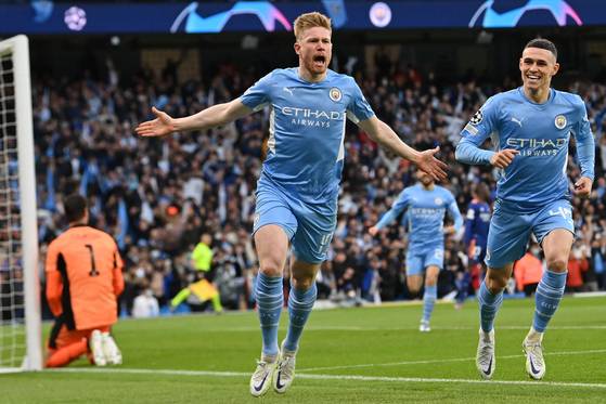Manchester City's Kevin De Bruyne, left, celebrates with teammate Phil Foden after scoring the opening goal during a UEFA Champions League semifinal first leg match against Real Madrid at the Etihad Stadium in Manchester on Tuesday. [AFP/YONHAP]