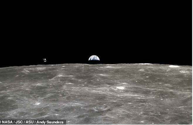 지구가 달의 지평선 위로 떠오를 때 매팅리가 탄 사령선은 월면 위를 낮게 날고 있었다. 원본 사진을 리마스터한 이미지.NASA​