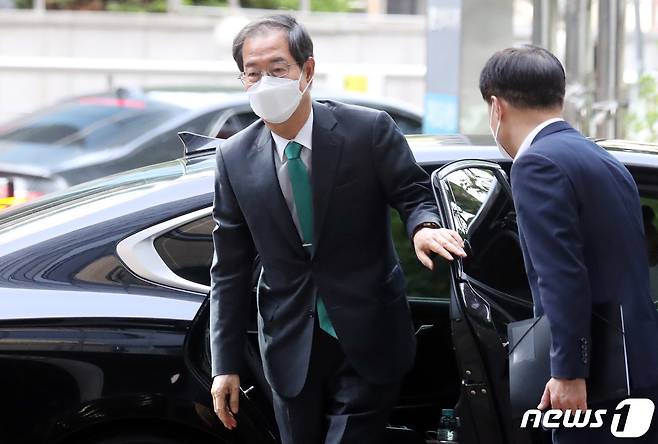 한덕수 국무총리 후보자가 28일 오전 서울 종로구 한국생산성본부에 마련된 인사청문회 준비단 사무실로 출근하고 있다. 2022.4.28/뉴스1 © News1 김명섭 기자