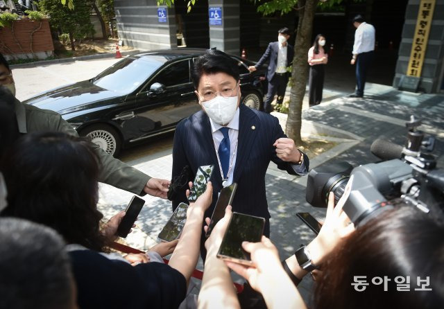 장제원 대통령 당선인 비서실장이 26일 서울 종로구 통의동 인수위 사무실 앞에서 취재진의 질문에 답하고 있다. 장승윤 기자 tomato99@donga.com