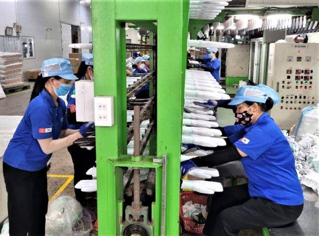 베트남 북부 박장성에 위치한 한국기업 글로브랜드의 베트남법인 공장에서 현지 노동자들이 특수장갑을 생산하고 있다. 글로브랜드 제공