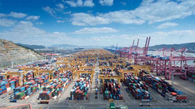 경남도는 진해신항·가덕도신공항·철도를 연계한 육해공 트라이포트를 앞세워 동북아 스마트 물류플랫폼을 구축, 세계 물류산업 중심지로 도약을 꾀하고 있다. 사진은 계획 중인 진해신항 인근 부산신항 전경. 경남도 제공