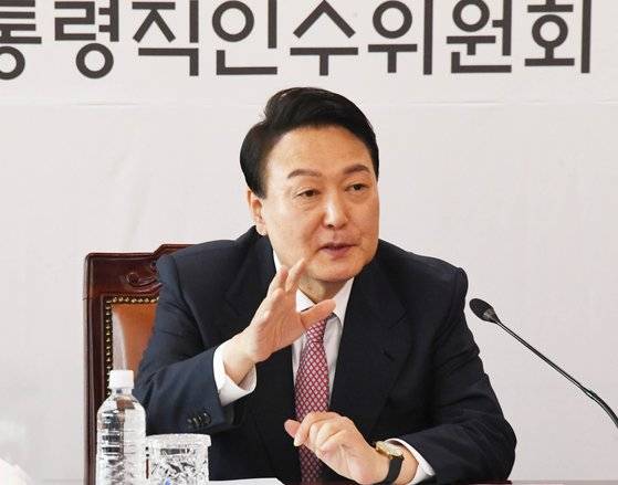 윤석열 대통령 당선인이 3월 22일 오전 서울 종로구 통의동 대통령직 인수위원회 사무실에서 인수위 간사단 회의를 주재하고 있다. [국회사진기자단]