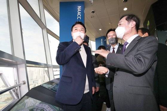 윤석열 대통령 당선인이 대선후보 시절이던 지난해 11월 29일 세종 어진동 밀마루전망대를 방문해 김병준 상임선거대책위원장과 함께 아파트 단지 등 세종시 전경을 바라보며 대화하고 있다. 뉴시스