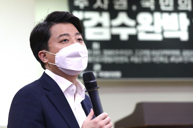 국민의힘 이준석 대표가 28일 오후 국회 의원회관에서 열린 '검수완박 vs 부패완판' 범국민 토론회에서 인사말을 하고 있다. 국회사진기자단