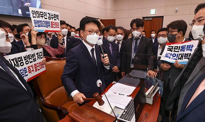 27일 새벽 서울 여의도 국회에서 열린 법제사법위원회 전체회의에서 박광온 위원장이 '검수완박' 법안으로 불리는 검찰청법, 형사소송법 개정안을 가결시키고 있다. 국회사진기자단