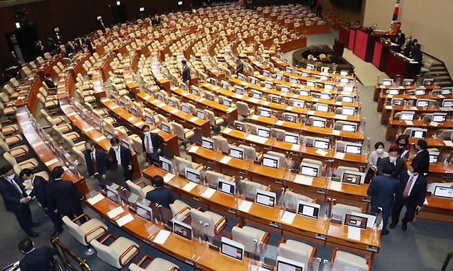 박병석 국회의장이 27일 국회 본회의에서 '검찰수사권 축소 관련 법안'인 검찰청법 개정안을 상정한 후 국민의힘은 무제한토론(필리버스터)를 개시했지만, 필리버스터 도중 회기가 끝나면 토론을 종결한 것으로 간주하고 해당 안건을 다음 회기 때 지체 없이 표결한다는 국회법 조항을 적용해 28일 자정이 되자 7시간 이어진 필리버스터를 강제 종료시키고 산회를 선포했다. 여야 의원들이 본회의장을 나서고 있다. 국회사진기자단