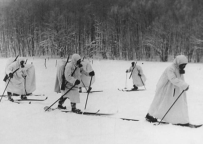 소련의 핀란드 침공으로 발발한 ‘겨울전쟁’(1939년 11월∼1940년 3월) 당시 스키를 타고 이동하는 핀란드군 용사들 모습. 세계일보 자료사진