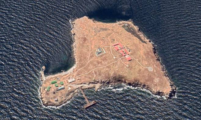 ‘흑해 요충지’ 스네이크섬 점령한 러軍 사령부 파괴(사진=스네이크섬의 위성 이미지 / 구글)