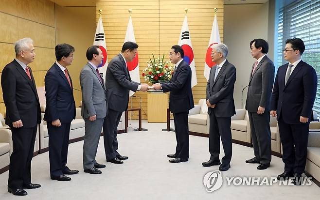 윤석열 당선인 친서 기시다 총리에게 전달 (도쿄=연합뉴스) 정진석 국회 부의장 등 윤석열 대통령 당선인이 일본에 파견한 한일 정책협의대표단이 26일 일본 총리관저에서 기시다 후미오 일본 총리를 만나고 있다. 대표단의 단장인 정 부의장이 기시다 총리에게 윤 당선인의 친서를 전달하는 모습.[한일 정책협의대표단 제공, 재판매 및 DB 금지]