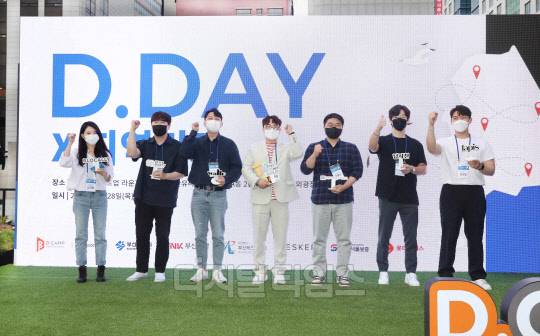 16대 1의 경쟁률을 뚫고 본선에 오른 7개 기업 대표들이 파이팅을 외치며 선전을 다짐하고 있다. <사진제공=디캠프>