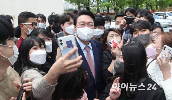 윤석열 대통령 당선인이 29일 오전 대전 한국과학기술원(KAIST) 내 나노종합기술원을 방문을 마친 뒤 기다리던 학생들과 사진을 찍고 있다. [사진=인수위 사진기자단]