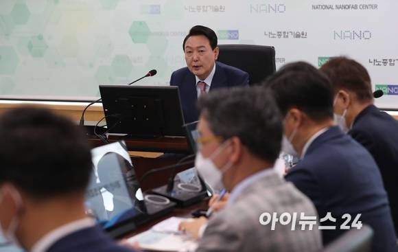 윤석열 대통령 당선인이 29일 오전 대전 한국과학기술원(KAIST) 내 나노종합기술원을 방문해 반도체 연구개발 지원성과 보고 및 발전방안 간담회에 참석하고 있다. [사진=인수위 사진기자단]