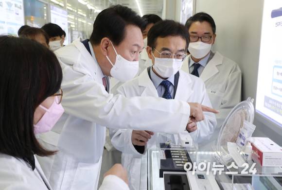 윤석열 대통령 당선인이 29일 오전 대전 한국과학기술원(KAIST) 내 나노종합기술원을 방문해 반도체 연구 현장을 둘러보던 중 나노기술을 접목한 코로나검사키트에 대한 설명을 듣고 있다. [사진=인수위 사진기자단]