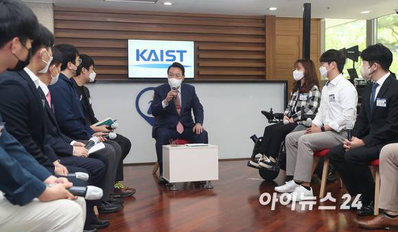 윤석열 대통령 당선인이 29일 오전 대전 한국과학기술원(KAIST) 내 나노종합기술원을 방문해 학생들과 간담회를 갖고 있다. [사진=인수위 사진기자단]