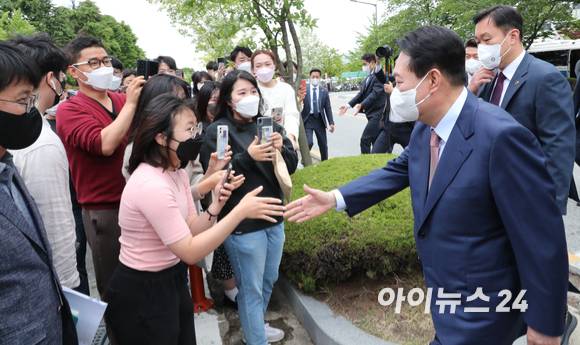 윤석열 대통령 당선인이 29일 오전 대전 한국과학기술원(KAIST) 내 나노종합기술원을 방문을 마친 뒤 기다리던 학생들과 인사하고 있다. [사진=인수위 사진기자단]
