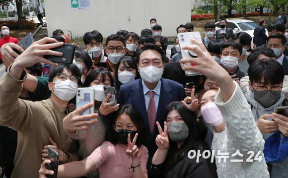 윤석열 대통령 당선인이 29일 오전 대전 한국과학기술원(KAIST) 내 나노종합기술원을 방문을 마친 뒤 기다리던 학생들과 사진을 찍고 있다. [사진=인수위 사진기자단]