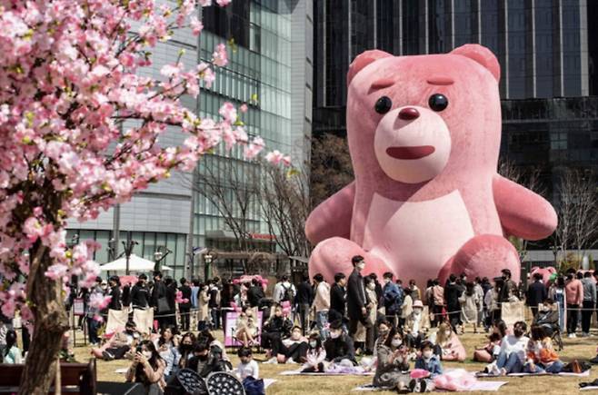 서울 잠실 롯데월드타워에 등장한 15m 크기의 초대형 '벨리곰'. [롯데홈쇼핑 제공]