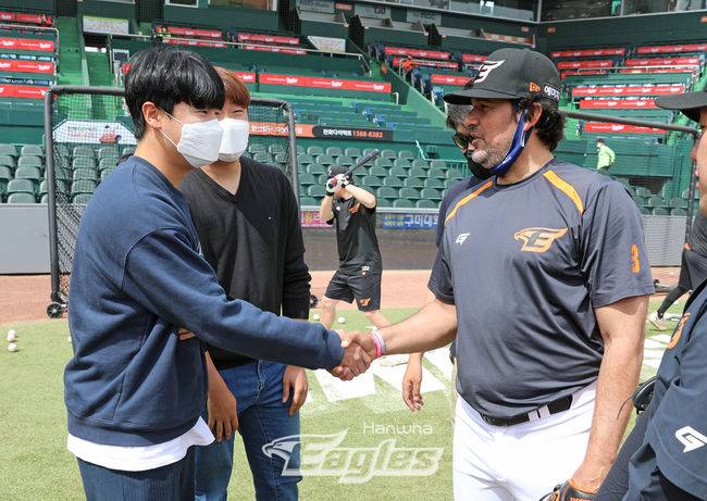 한화 이진영이 트레이드로 합류한 뒤 수베로 감독과 인사를 나누고 있다. /한화 이글스 제공
