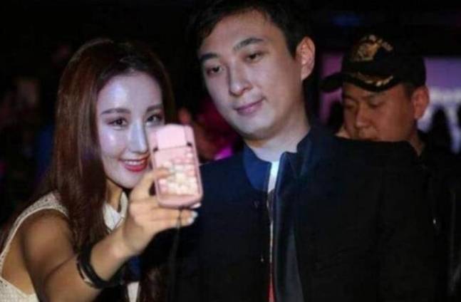 오른쪽이 중국 완다그룹 재벌 2세 완쓰총의 모습