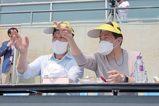 허구연 KBO 총재(왼쪽)와 오세훈 서울시장이 4월24일 서울 잠실야구장에서 프로야구 LG 트윈스와 두산 베어스의 경기를 관람하고 있다.ⓒ연합뉴스