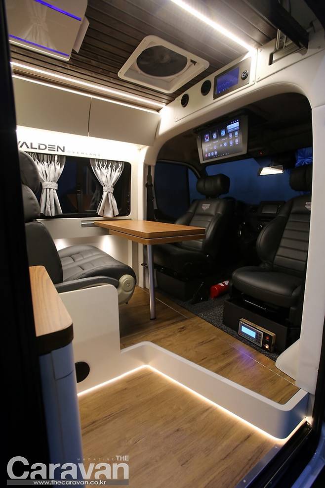 월든 오버랜드의 회전 시트와 전면부 라운지 공간은 유럽 캠퍼밴의 전형적인 레이아웃을 엿볼 수 있다