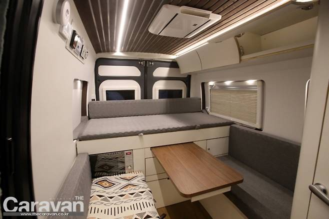 월든 익스페디션의 가장 기본적인 레이아웃, 테이블 활용 시에는 침대 하단에서 테이블을 슬라이딩 방식으로 당기면 된다