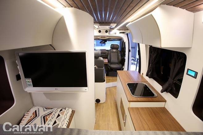 오버랜드의 침대에서 바라본 전면부