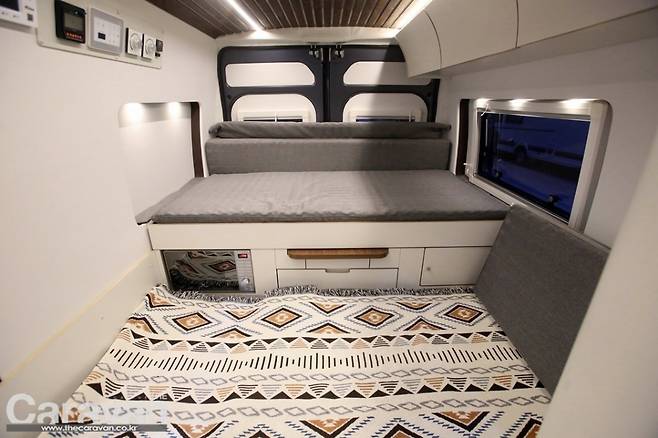 침대를 확장하지 않은 상태에서 소파를 평탄화시킨 모습, 월든 익스페디션